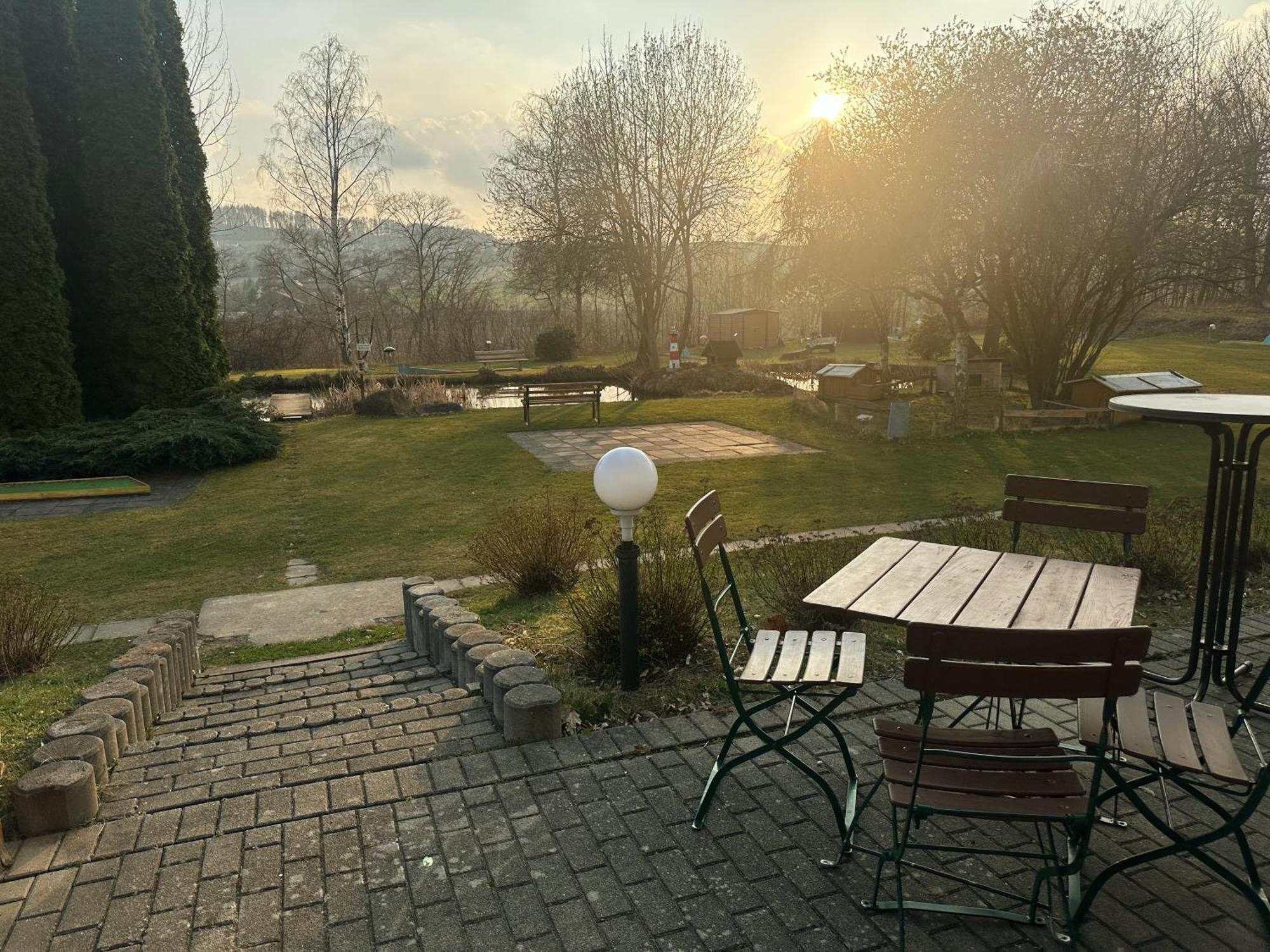 Hotel Am Laerchenberg I Fruehstueck, Wlan, Parkplatz Schirgiswalde-Kirschau Exterior photo